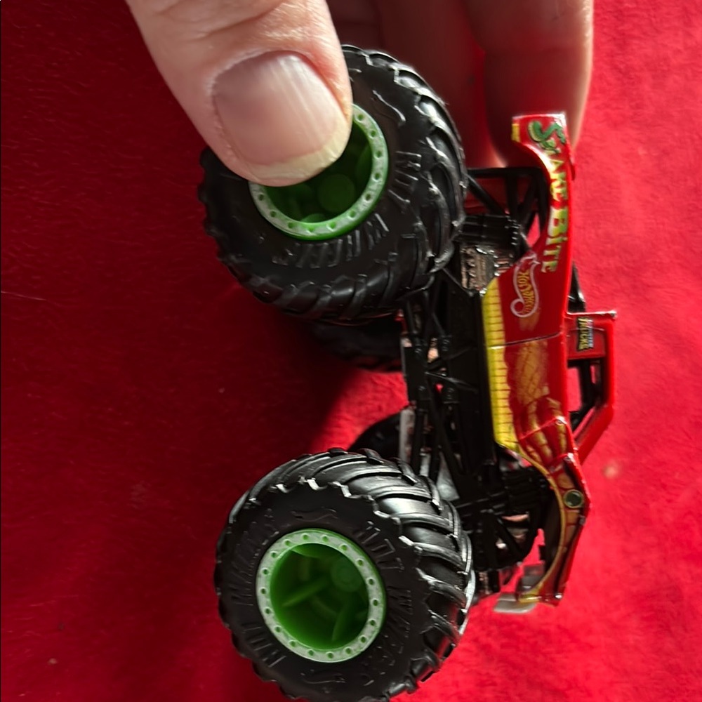 Monster Jam Snake Bite Vehicle. Hot Wheels Collectible.
